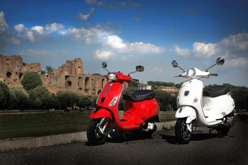 La Vespa LX (bianca) e la Vespa S (rossa), in bella posa a Roma