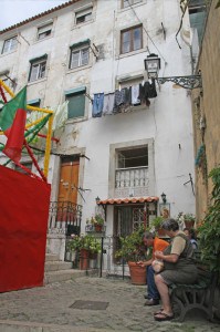 Un vicolo del quartiere Alfama