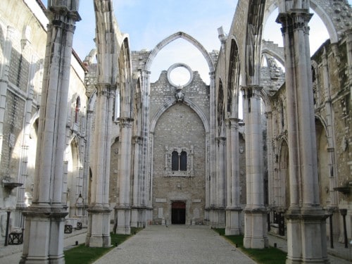 La chiesa scoperchiata del Carmo, nel Chiado