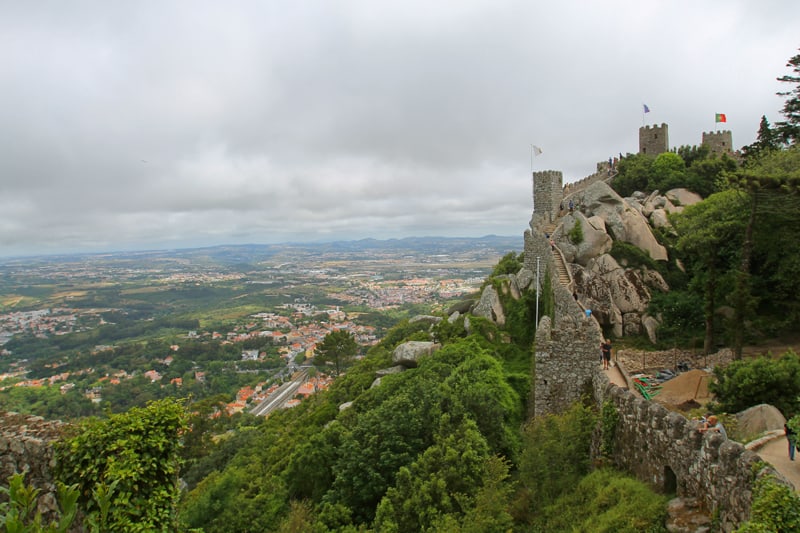 Il camminamento sulle mura del Castelo dos Mouros