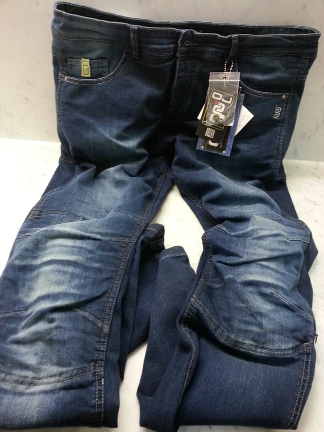 Il Jeans Bluster OJ  in prova è il classico jeans con tre tasche anteriori e due posteriori dalla vestibilità e comodità ottima soprattutto in sella. Proprio per consentire di non diventare subito corto a bordo della moto e scoprire lo stivale, infatti, questo tipo di pantaloni mantengono mediamente la parte della gamba più lunga del jeans classico.
