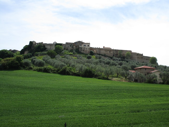 Magliano in Toscana, le possenti mura che circondano il borgo medievale