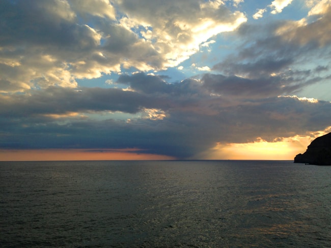 Il tramonto della piccola vacanza a Ischia noleggiando una moto o uno scooter sul posto