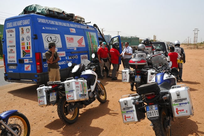 Medici in moto in Nepal - Cartoline dei viaggi di Motoforpeace