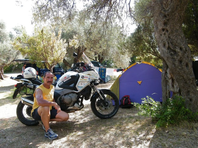 Nel bagaglio moto del viaggiatore avventuroso non mancherà una tenda