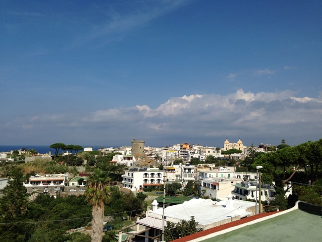 Ischia noleggiando una moto o uno scooter Forio vista dall'alto