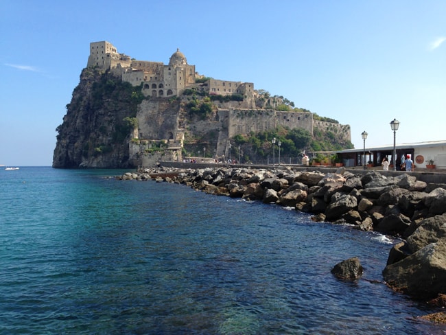 Ischia noleggiando una moto o uno scooter Il Castello Aragonese