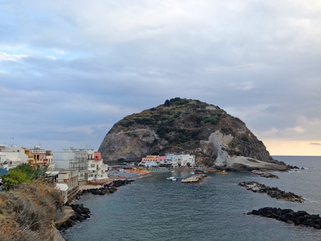 Ischia noleggiando una moto o uno scooter Sant'Angelo