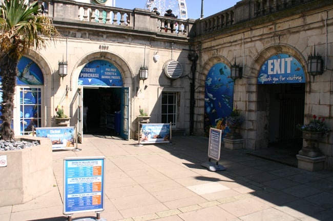 L'ingresso del Sea Life Centre dove nel film i Mods escono dalla discoteca e si separano