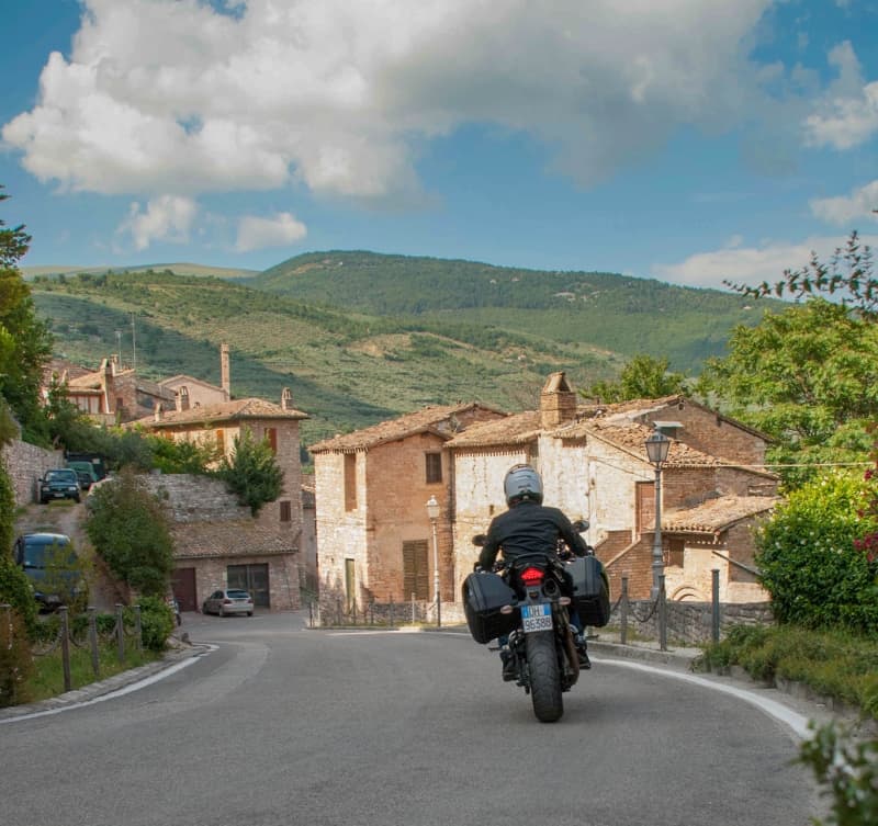 Umbria in moto, tra borghi buon cibo e benessere