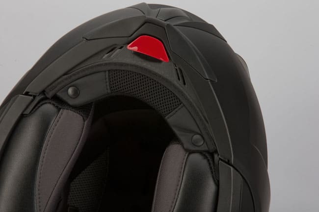 Casco Scorpion EXO-910 GT: la prova. Sotto la leva rossa si può notare l'estensione invernale, molto utile per far passare meno aria.