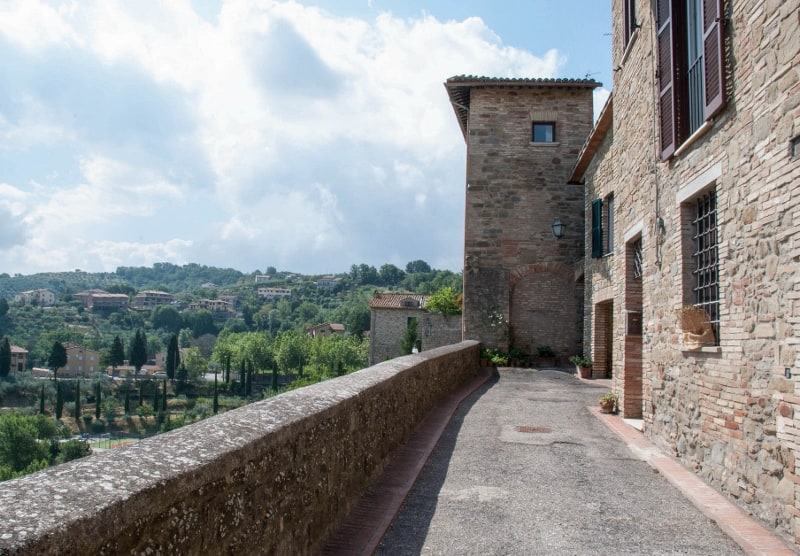 Il camminamento lungo il perimetro di Bettona