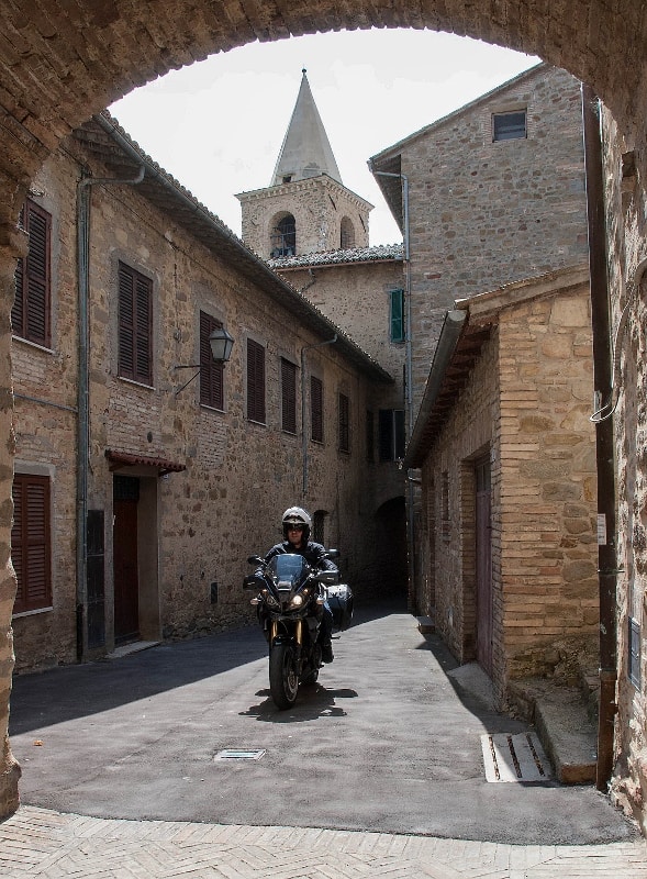 Umbria in moto, tra borghi buon cibo e benessere. Bettona