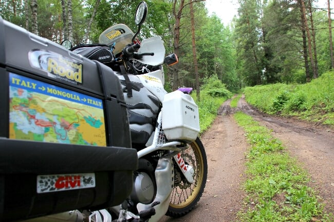 Tommaso e Francesca, in moto verso la Mongolia. Primo reportage.