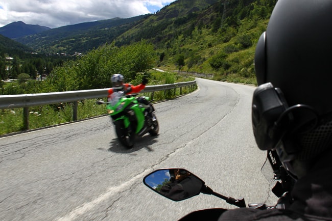 Una strada di montagna che porta verso lo Chalet Hotel Il Capricorno