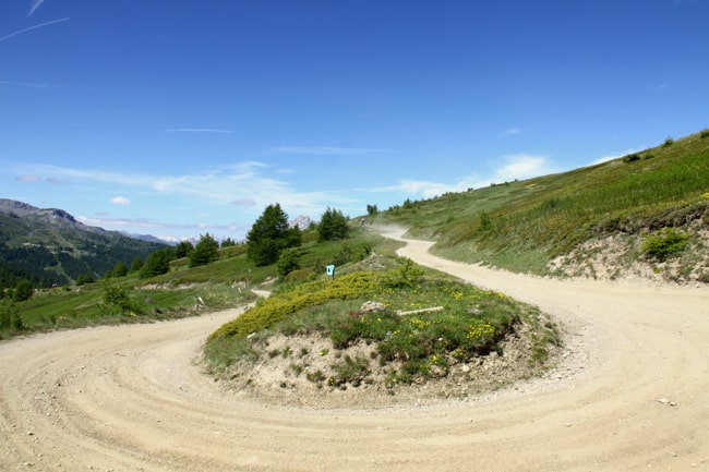 Curve e controcurve off road sulla Strada dell'Assietta