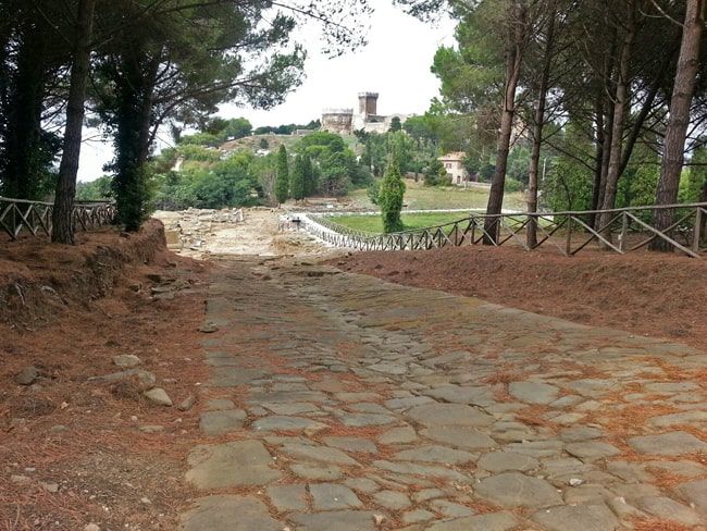 La strada etrusca, sullo sfondo, il castello di Populonia