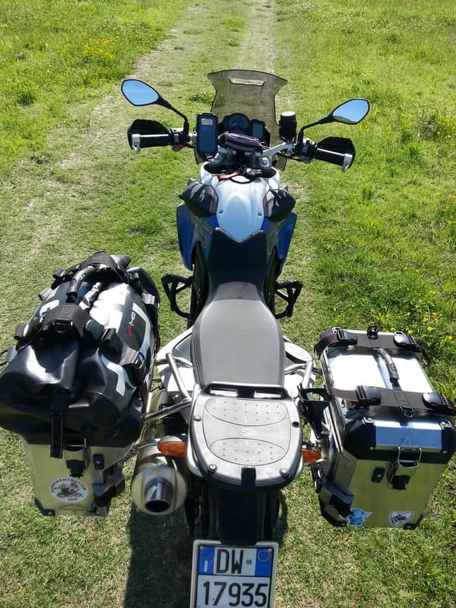 con le rigide in metallo l'ingombro laterale aumenta molto. Nel caso specifico della moto in foto, BMW F800Gs, per montare queste borse si è dovuto aggiornare la carta di circolazione