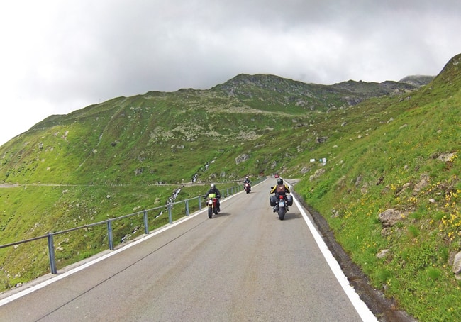 Non ci si sente certo soli sui passi dell'Obergoms, tanti i motociclisti che apprezzano la bellezza delle strade e delle montagne