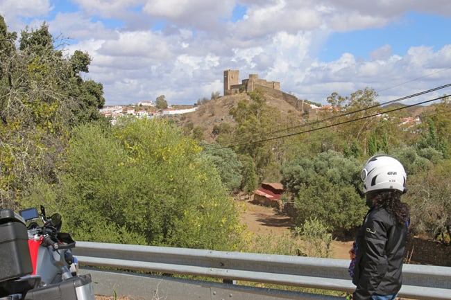 Mertola ci appare lungo la strada con il suo castello