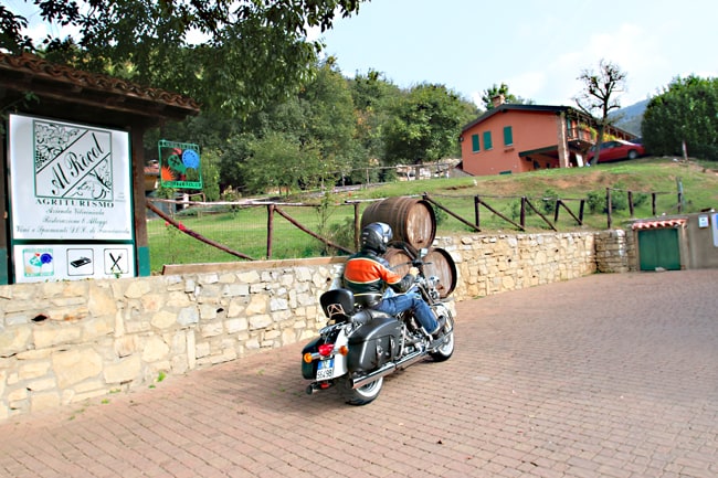 Harley in Franciacorta. L'ingresso dell'Agriturismo Al Rocol