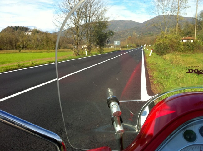 Verso il lago Maggiore in Vespa per una sigaretta speciale 