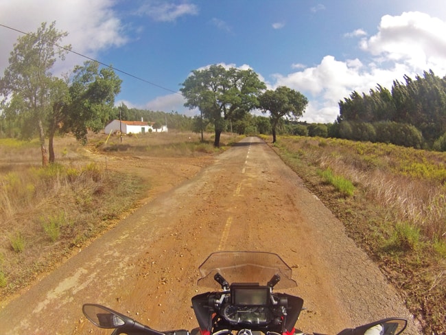 La strada per Santa Clara-a-Velha non sempre è perfetta, ma per la nostra BMW 1200 GS nessun problema