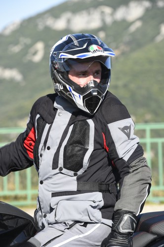 I testa il casco AGV AX-8 Dual Evo è confortevole