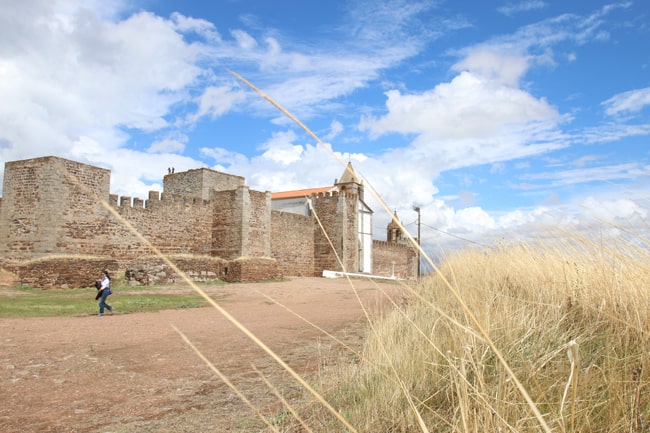 Alentejo in moto, seconda parte. I castelli sul confine.  Il castello di Mourao.