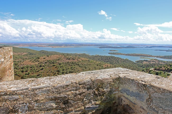 Il fiume Guadiana scorre sotto le mura.