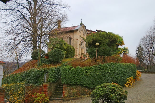 Una veduta del castello di Torre Canavese, che al suo interno ha anche una chiesa