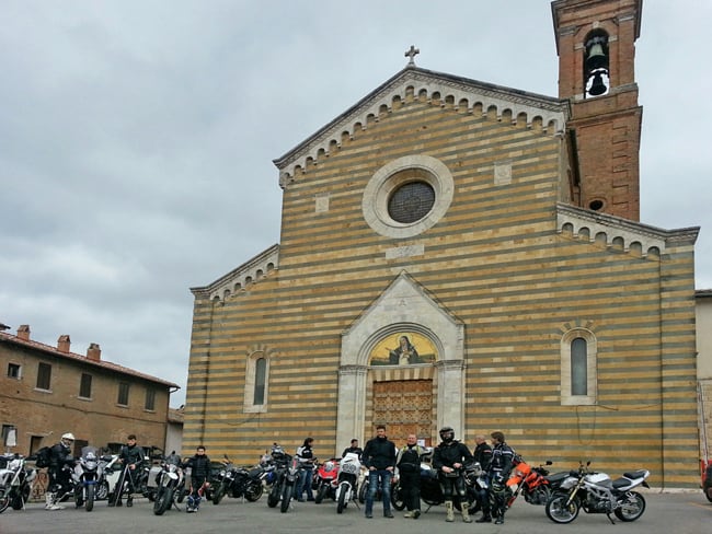 Safari in moto: il motoraduno nell'epoca di social network. Montepulciano 