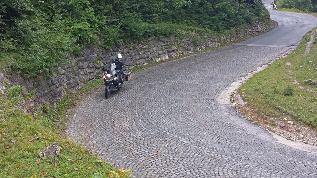 Strade alpine da fare in moto. I tornanti in porfido scendendo dal Passo Vrsic