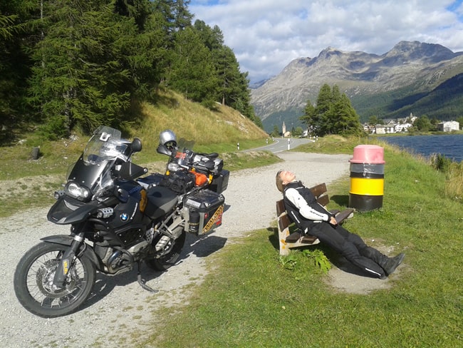 Strade alpine da fare in moto. Un po' di sole a Silvaplana