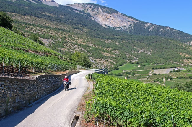 La strada tra le vigne tra Saghesh e Sierre si può anche fare su afalto