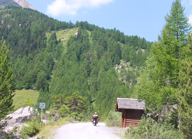 Un breve e facile tratto di strada sterrata conduce al lago