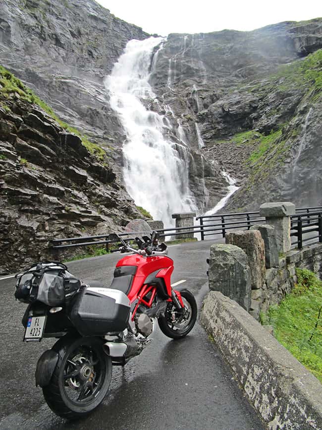 La cascata che taglia in due la Trollstigen.