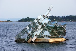 Scultura in vetro e acciaio nel mare dell'Oslofjorden.