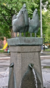 E' facile imbattersi in diverse sculture opere d'arte per le vie di Oslo.