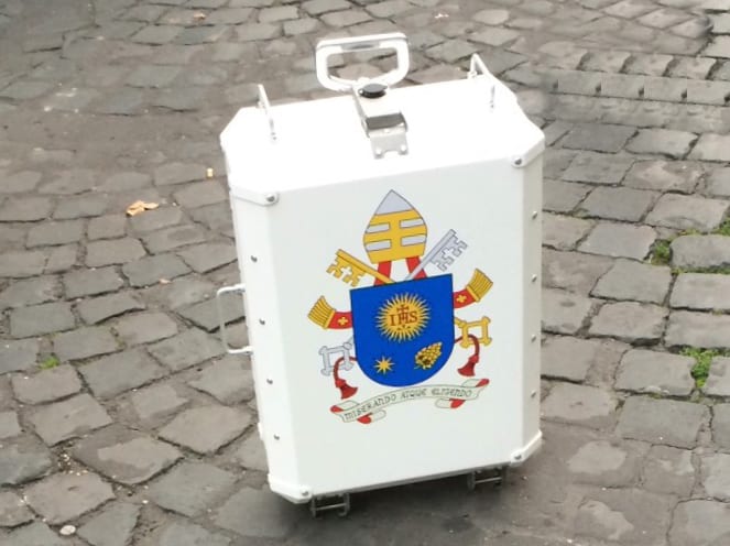 Il trolley MyTech regalato da MotoForPeace a Papa Francesco