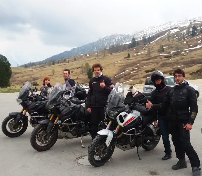 In motocicletta sui passi delle Dolomiti - amici sul Passo Falzarego