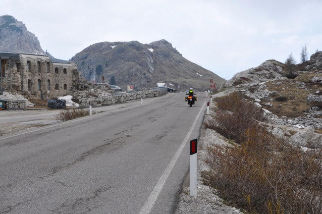 A SPASSO SULLE DOLOMITI CON L'ABBIGLIAMENTO MTECH - IL PASSO VALPAROLA CON IL SUO FORTE