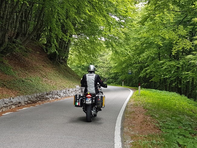 In motocicletta sui passi delle Dolomiti - scendendo dal Monte Baldo