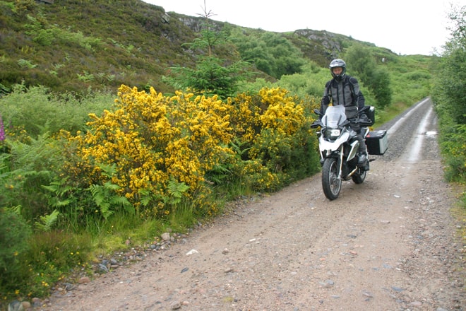 Scozia in moto, off road fra le ginestre