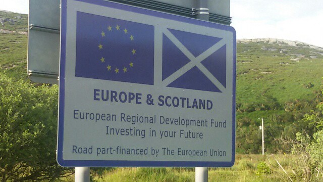 Le mitiche pecore di Scozia e la Brexit. Cartello scozzese, la strada è costruita con l'aiuto di fondi europei