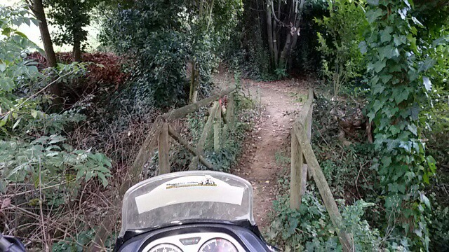 in moto nei sentieri in prossimità del parco