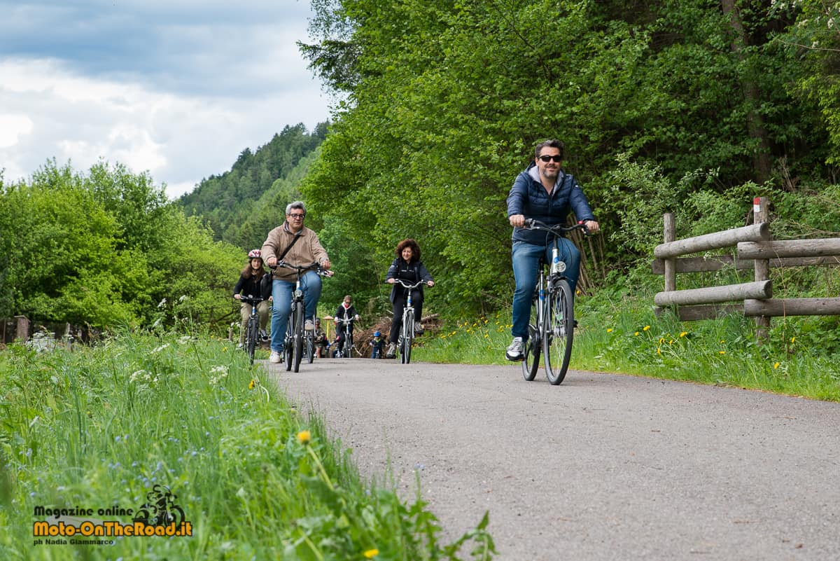 In bicicletta alla scoperta della vallata.