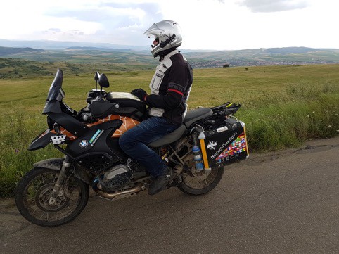 Motto Jeans -confort di guida, protezione ad alto livello e look non aggressivo, questo è il punto di forza del Galante Blu Dark. (stupende colline in Bulgaria)