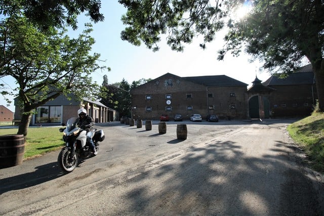 Vallonia in moto, l'esterno della distilleria Belgian Owl