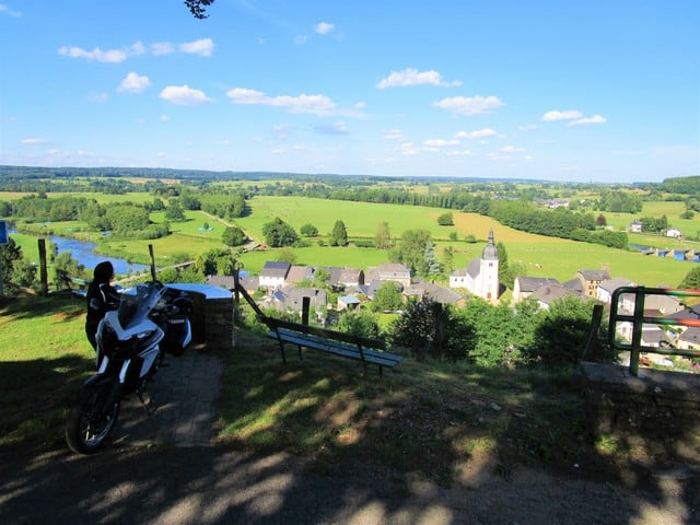 Vallonia in moto, un tipico paesaggio delle Ardenne: il fiume che scorre nella valle, la chiesa col campanile, i prati verdi, le colline dove scorrazzare con la moto. e pensare che noi italiani non la conoscevamo...